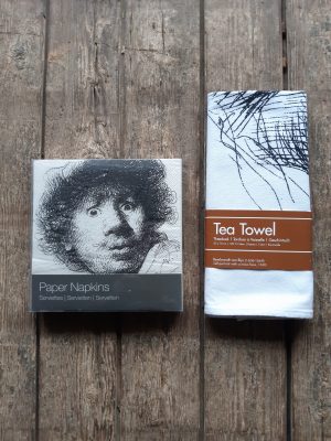 Set theedoek en servetten - Zelfportret met baret en opengesperde ogen van Rembrandt